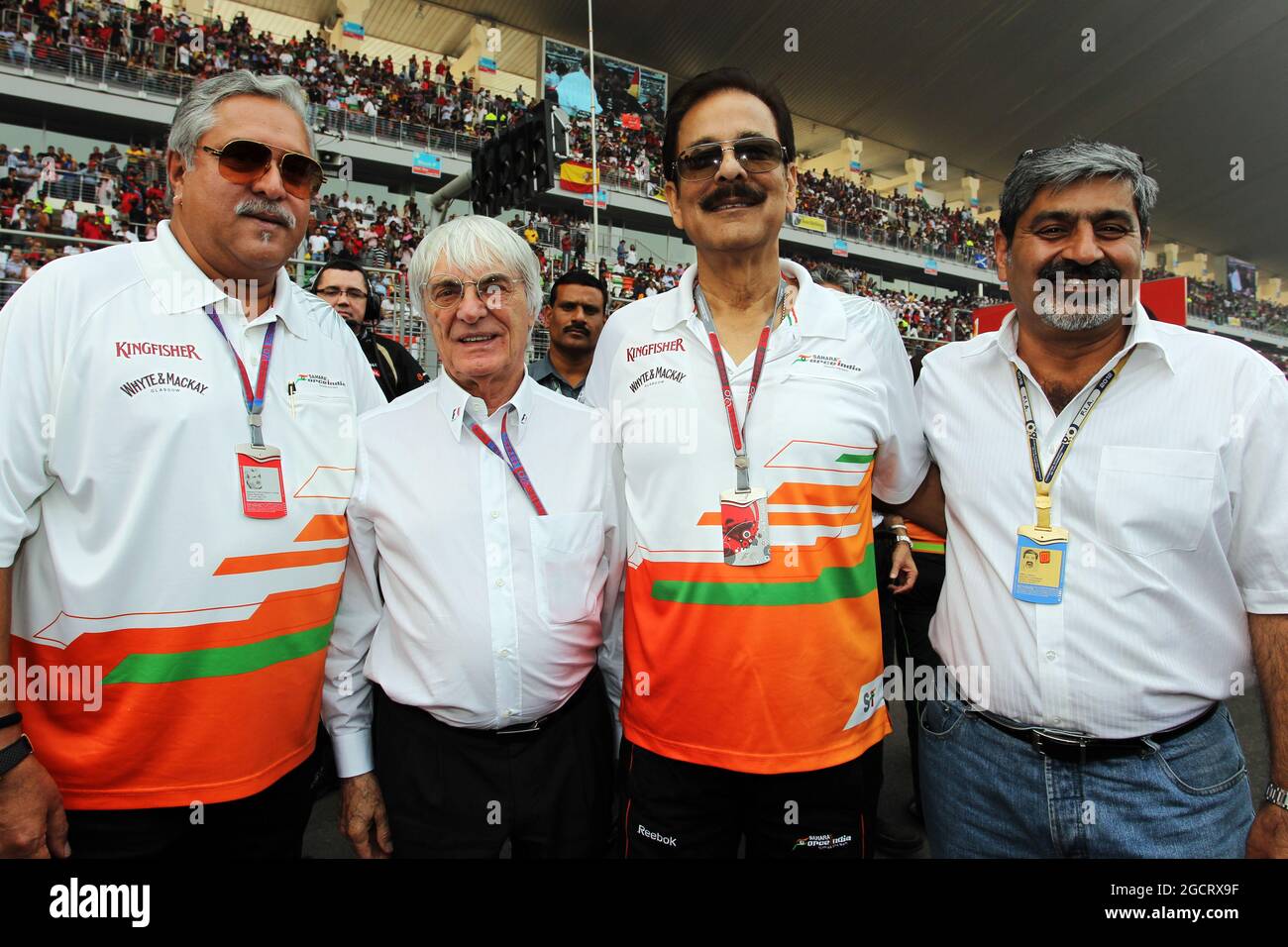 (L to R): Dr. Vijay Mallya (IND) Sahara Force India F1 Team Owner on the grid with Bernie Ecclestone (GBR) CEO Formula One Group (FOM), Subrata Roy Sahara (IND) Sahara Chairman and Vicky Chandhok (IND). Indian Grand Prix, Sunday 28th October 2012. Greater Noida, New Delhi, India. Stock Photo
