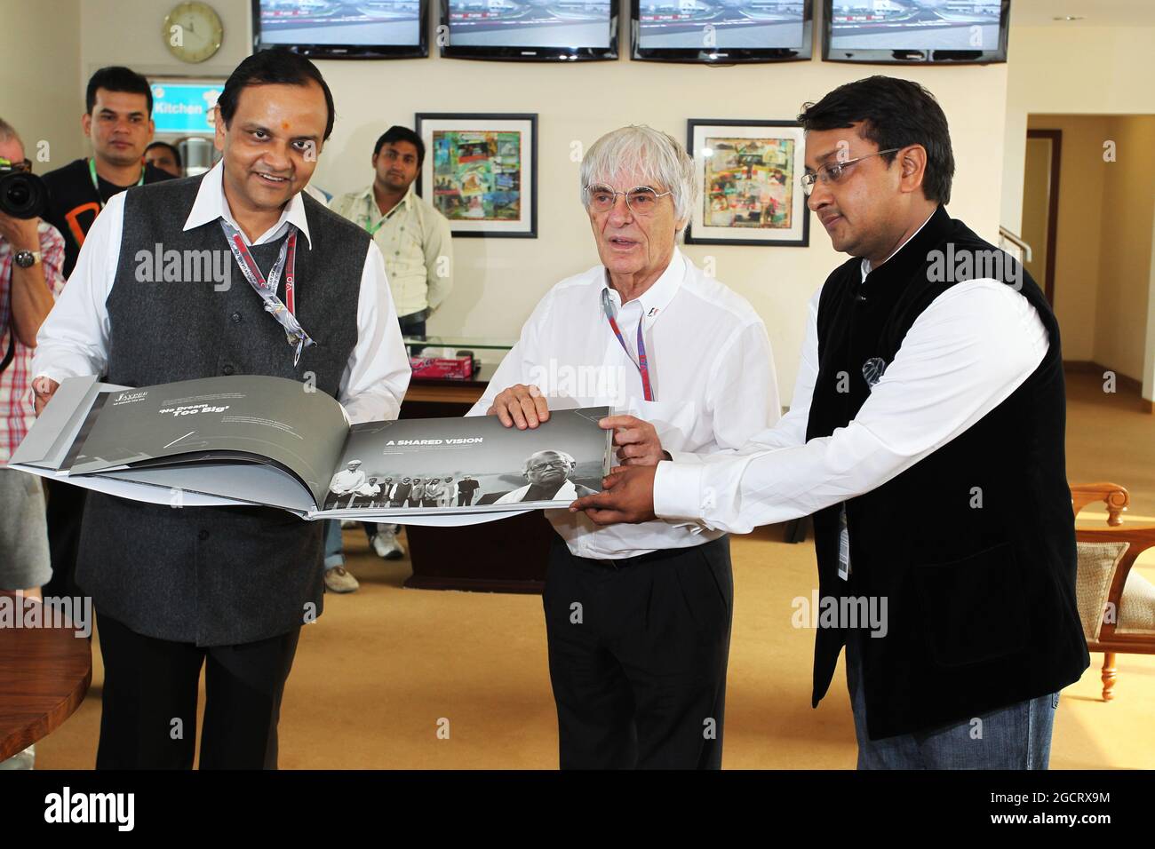 Bernie Ecclestone (GBR) CEO Formula One Group (FOM) is presented with gifts by Manoj Gaur (IND) Executive Chairman and CEO Jaypee Group and Sameer Gaur (IND), MD & CEO Jaypee Sports International Ltd on his 82nd birthday. Indian Grand Prix, Sunday 28th October 2012. Greater Noida, New Delhi, India. Stock Photo