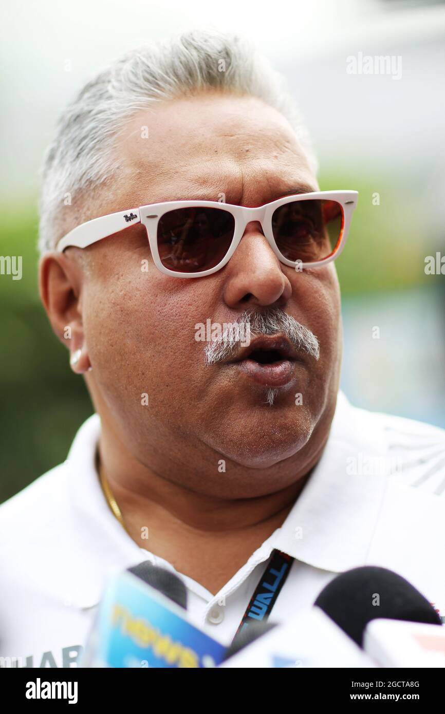 Dr. Vijay Mallya (IND) Sahara Force India F1 Team Owner with the media. Indian Grand Prix, Friday 25th October 2013. Greater Noida, New Delhi, India. Stock Photo