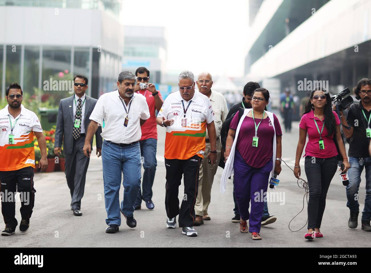 Dr. Vijay Mallya (IND) Sahara Force India F1 Team Owner with Vicky Chandhok (IND). Indian Grand Prix, Friday 25th October 2013. Greater Noida, New Delhi, India. Stock Photo