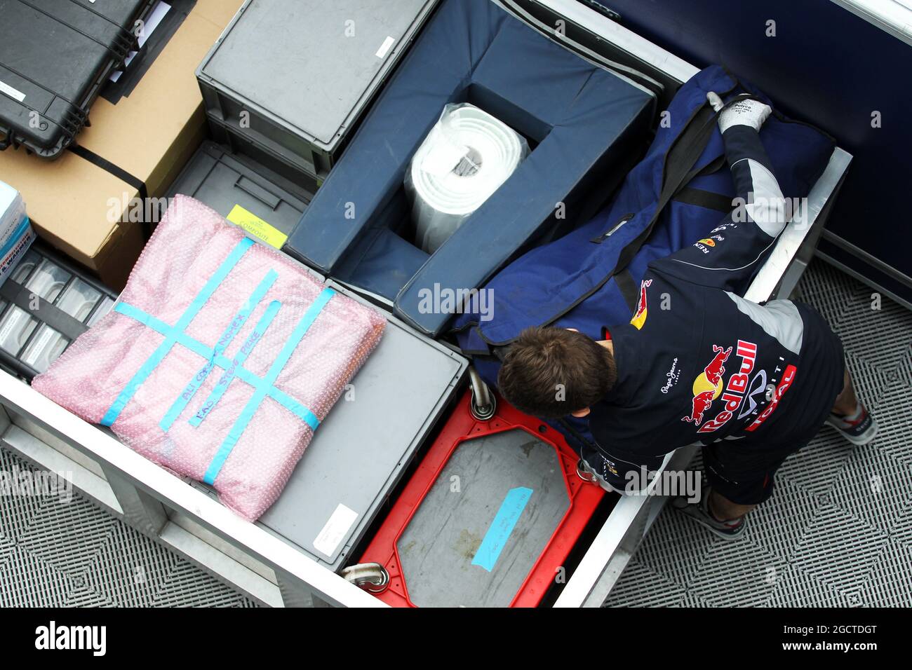 Red Bull Racing pack up midway through the final day of testing. Formula One Testing, Day Four, Friday 31st January 2014. Jerez, Spain. Stock Photo