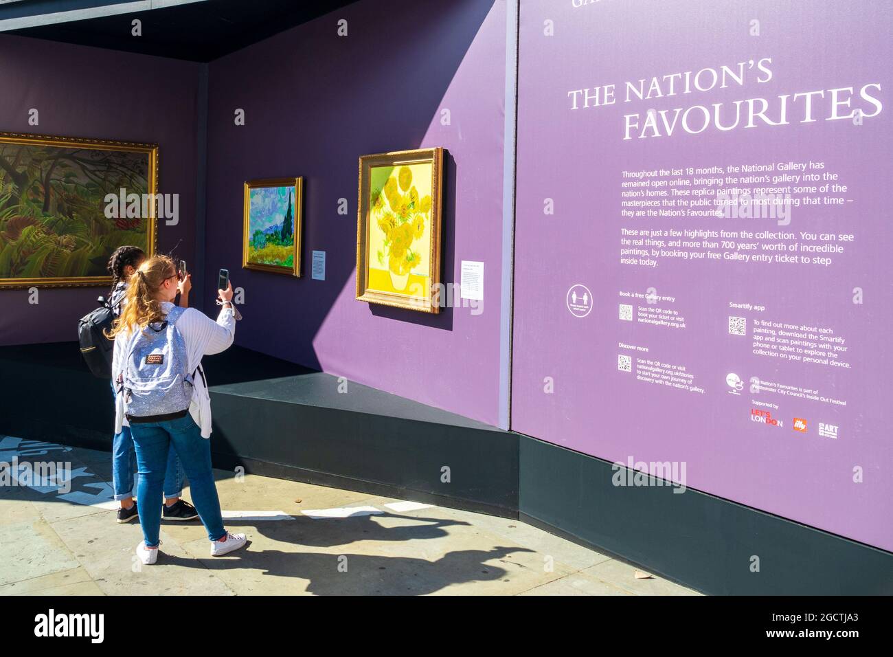Art exhibition paintings easels hi-res stock photography and images - Alamy