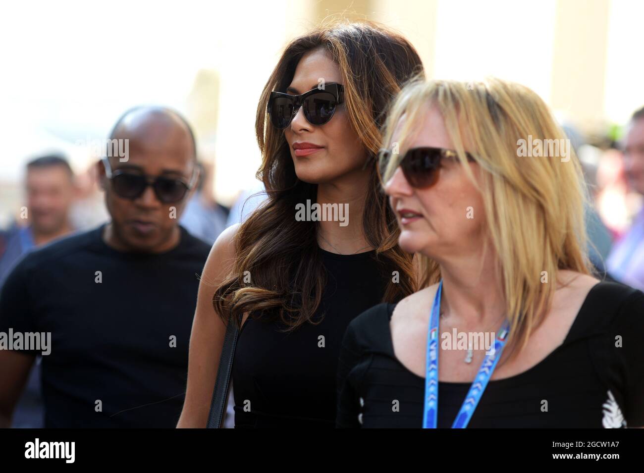 Nicole Scherzinger (USA) (Centre) Singer and girlfriend of Lewis Hamilton (GBR) Mercedes AMG F1, with Linda Hamilton (GBR) with Anthony Hamilton (GBR), step mother and father. Abu Dhabi Grand Prix, Sunday 23rd November 2014. Yas Marina Circuit, Abu Dhabi, UAE. Stock Photo