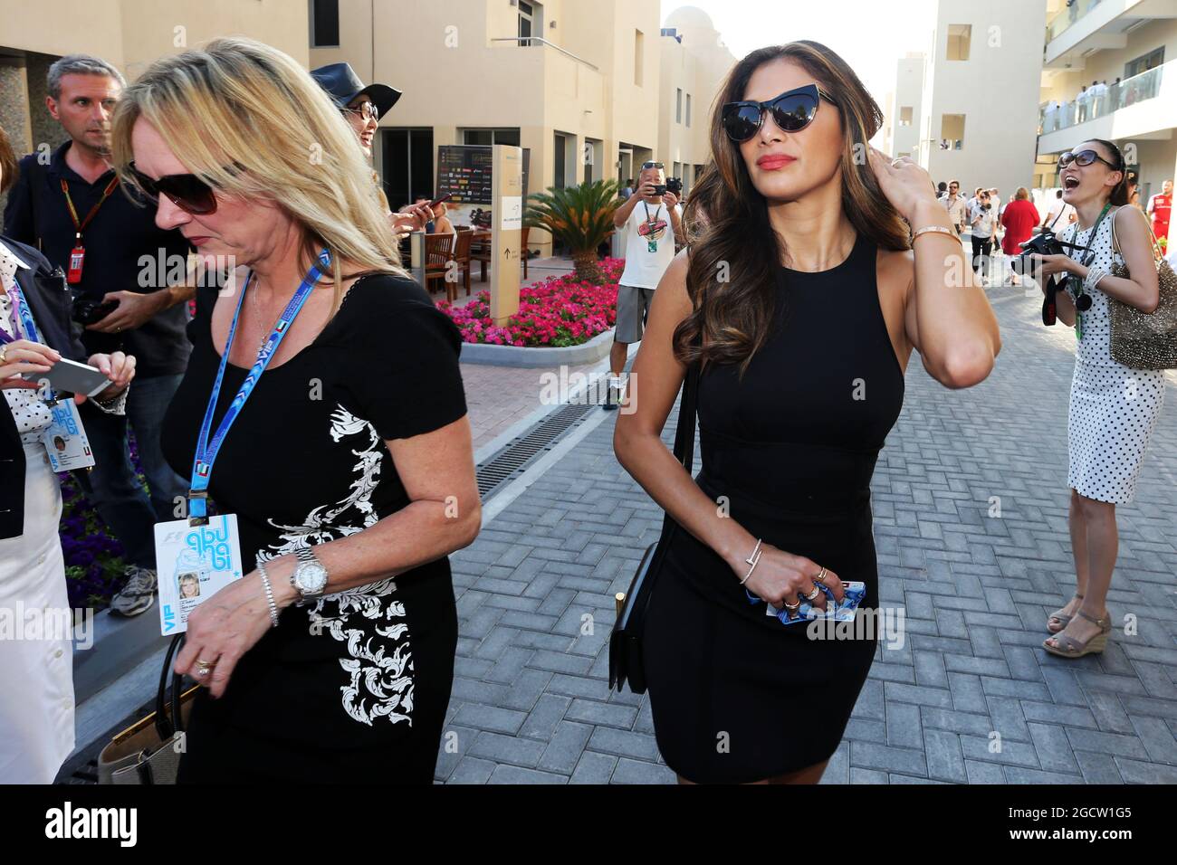 (L to R): Linda Hamilton (GBR) and Nicole Scherzinger (USA) Singer, step mother and girlfriend of Lewis Hamilton (GBR) Mercedes AMG F1. Abu Dhabi Grand Prix, Sunday 23rd November 2014. Yas Marina Circuit, Abu Dhabi, UAE. Stock Photo