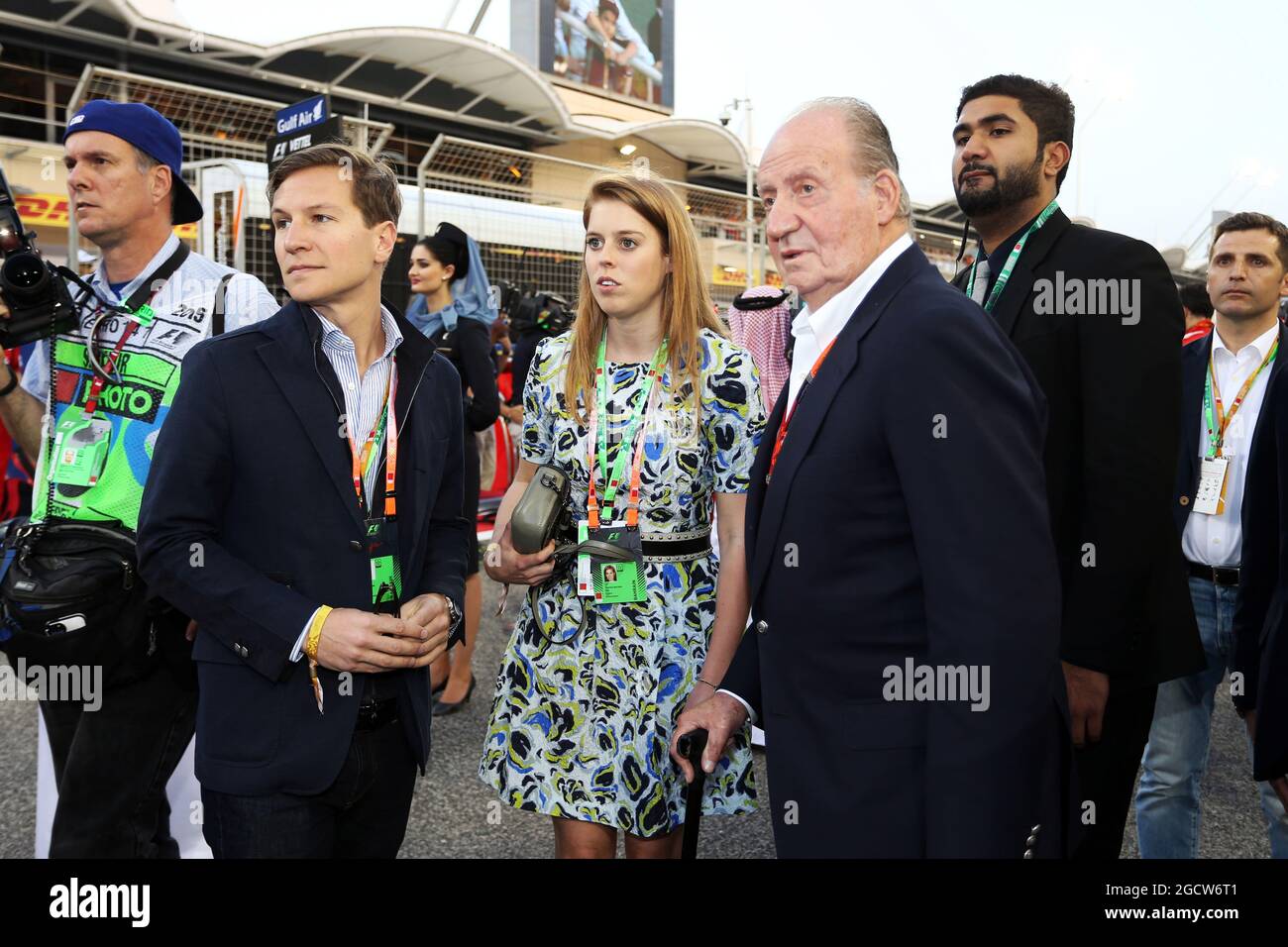 Princess Beatrice (GBR) (Centre) with Former Spanish King Juan Carlos (Right), on the grid. Bahrain Grand Prix, Sunday 19th April 2015. Sakhir, Bahrain. Stock Photo