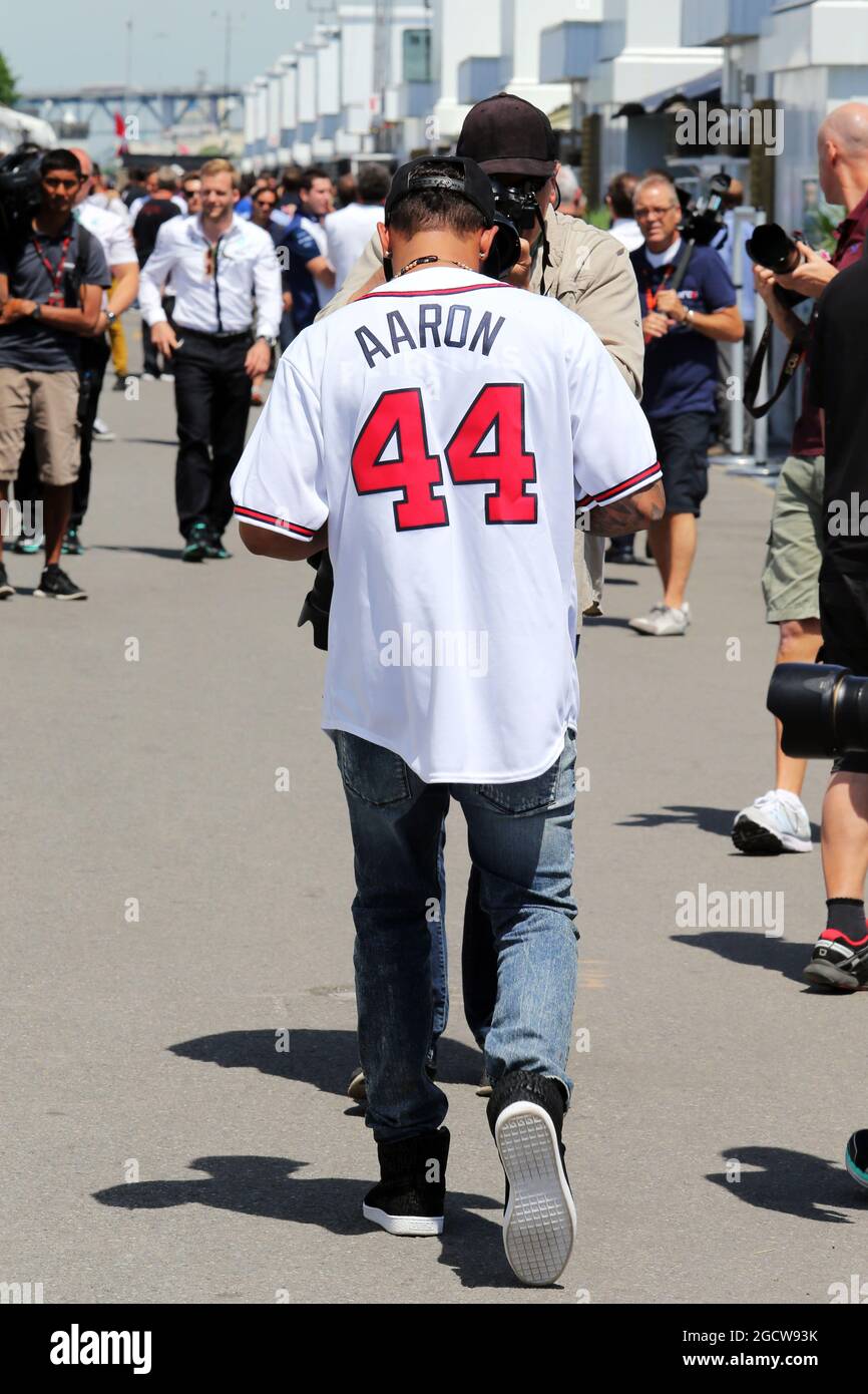 Hank aaron jersey hi-res stock photography and images - Alamy