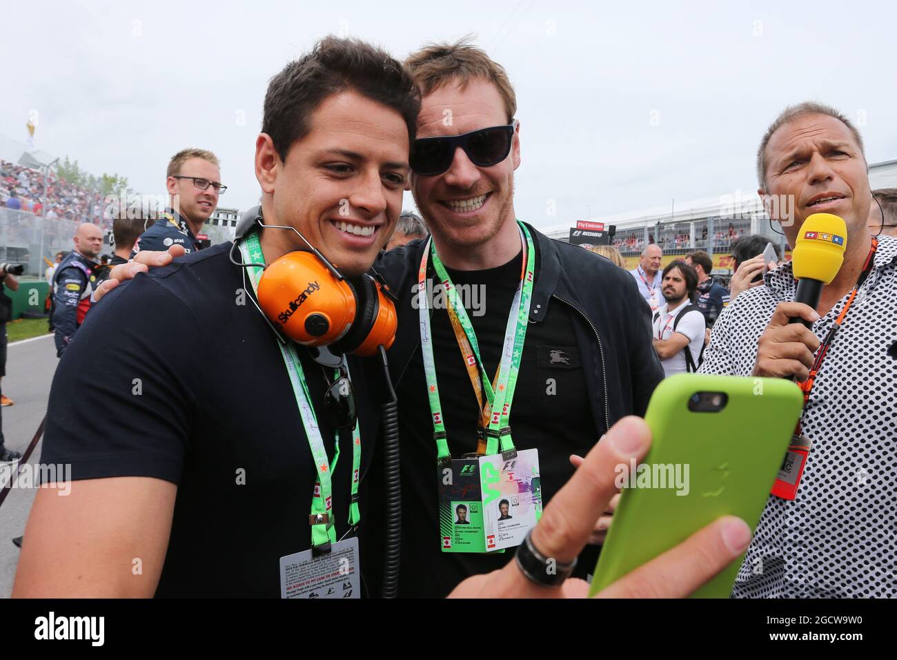 (L to R): Javier Hernandez (MEX) Manchester Utd Football Player with Michael Fassbender (IRE) Actor on the grid. Canadian Grand Prix, Sunday 7th June 2015. Montreal, Canada. Stock Photo