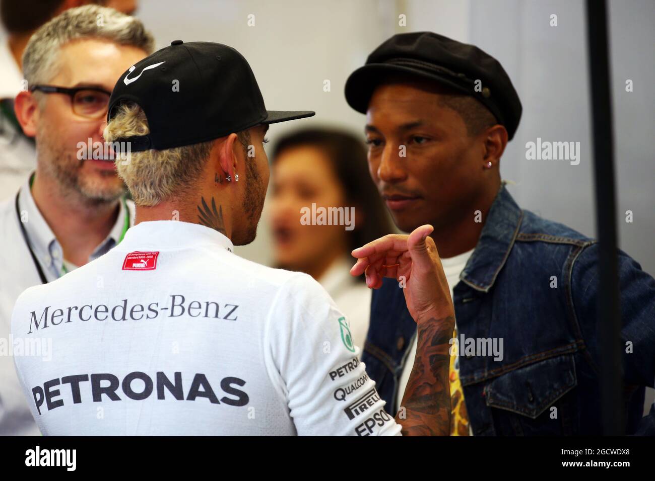 Lewis Hamilton (GBR) Mercedes AMG F1 with Pharrell Williams (USA) Singer-Songwriter. Singapore Grand Prix, Friday 18th September 2015. Marina Bay Street Circuit, Singapore. Stock Photo