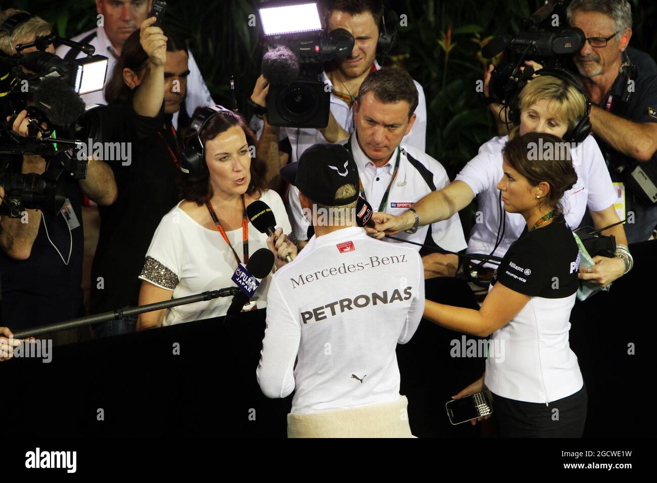 Lewis Hamilton (GBR) Mercedes AMG F1 with Lee McKenzie (GBR) BBC Television Reporter and Craig Slater (GBR) Sky F1 Reporter. Singapore Grand Prix, Saturday 19th September 2015. Marina Bay Street Circuit, Singapore. Stock Photo