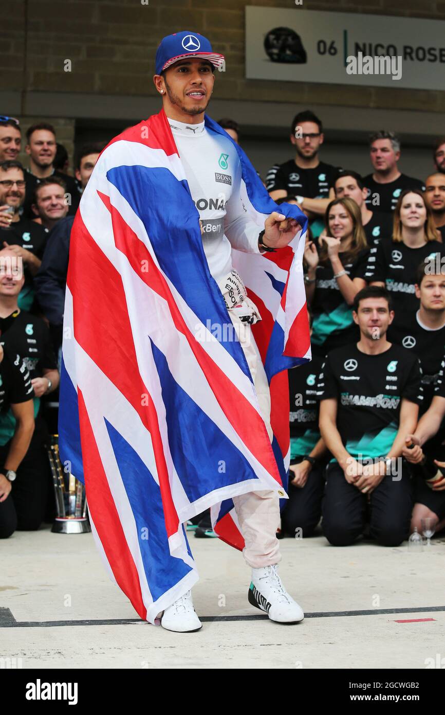 Race winner and World Champion Lewis Hamilton (GBR) Mercedes AMG F1 celebrates with the team. United States Grand Prix, Sunday 25th November 2015. Circuit of the Americas, Austin, Texas, USA. Stock Photo