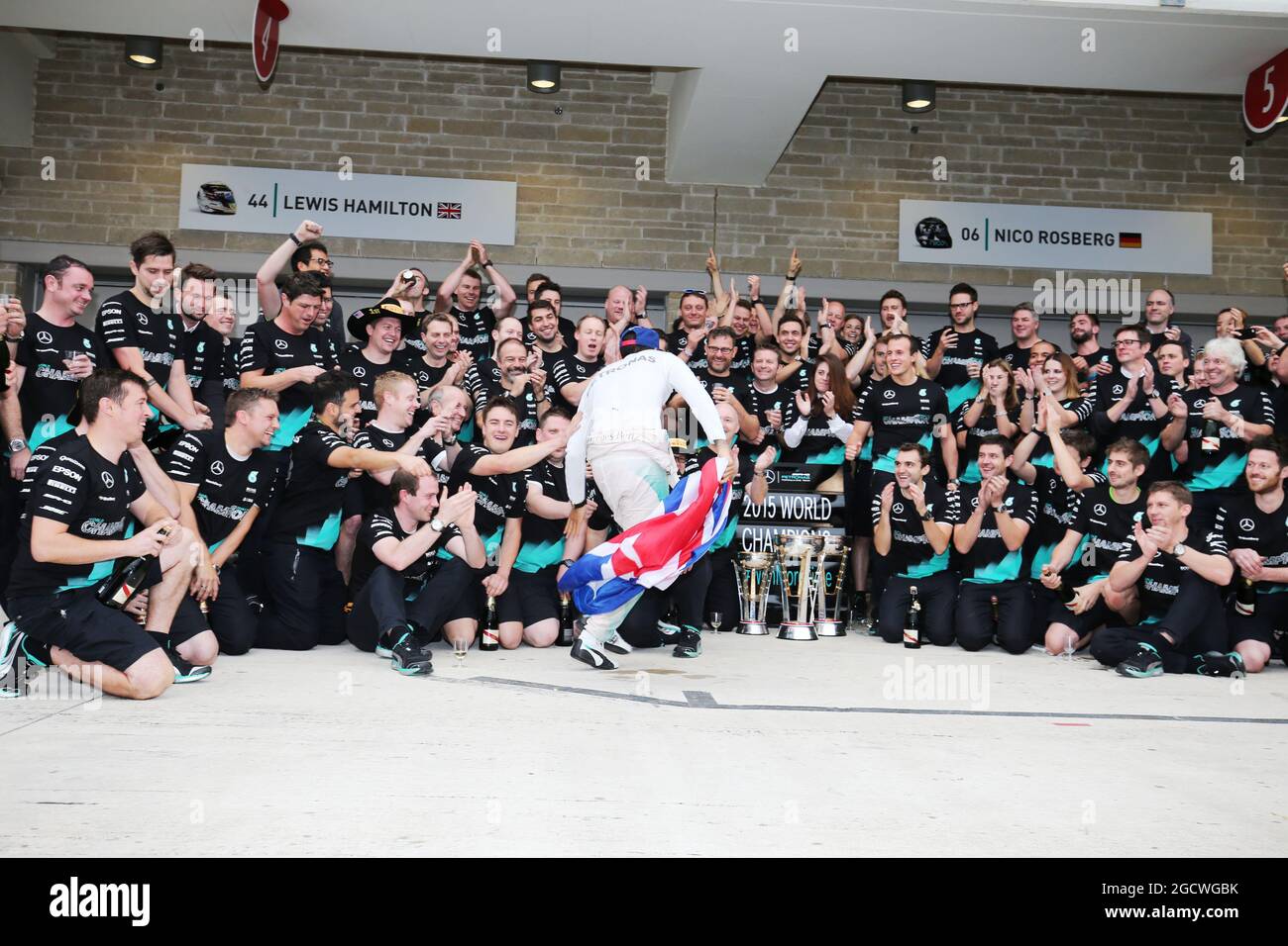 Race winner and World Champion Lewis Hamilton (GBR) Mercedes AMG F1 cewl with the team. United States Grand Prix, Sunday 25th November 2015. Circuit of the Americas, Austin, Texas, USA. Stock Photo