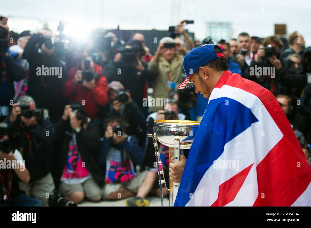 Race winner and World Champion Lewis Hamilton (GBR) Mercedes AMG F1 celebrates with the team. United States Grand Prix, Sunday 25th November 2015. Circuit of the Americas, Austin, Texas, USA. Stock Photo