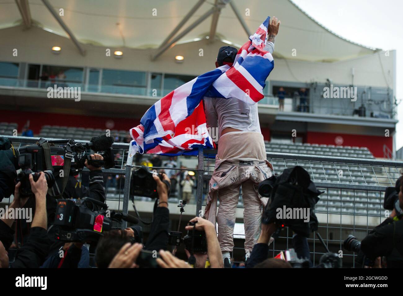 Race winner and World Champion Lewis Hamilton (GBR) Mercedes AMG F1 celebrates with the fans. United States Grand Prix, Sunday 25th November 2015. Circuit of the Americas, Austin, Texas, USA. Stock Photo