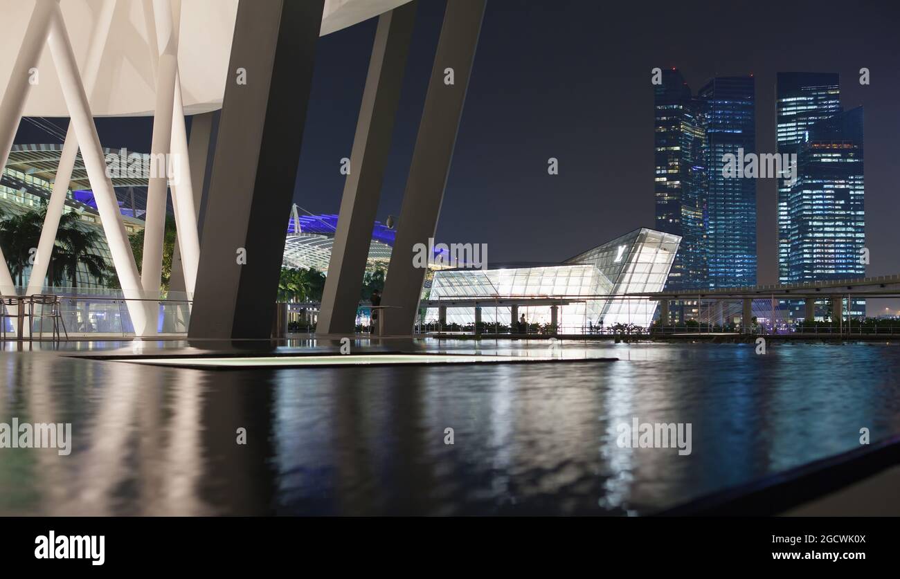 Night scene marina bay singapore hi-res stock photography and images ...