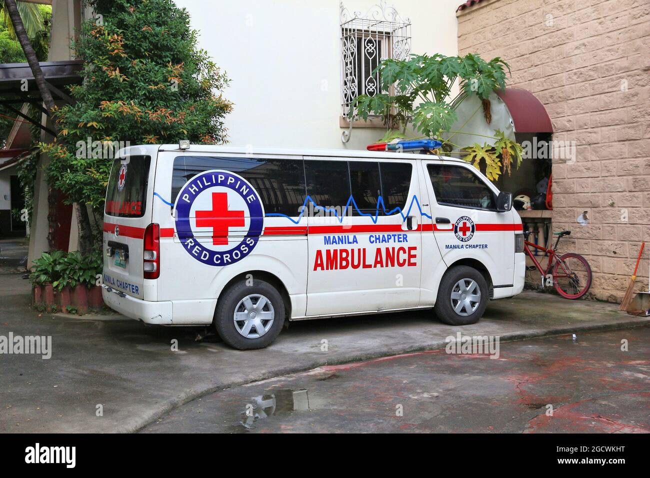 Persona Overeenkomstig Excursie MANILA, PHILIPPINES - NOVEMBER 24, 2017: Ambulance van of Philippine Red  Cross (PRC), a member of the International Red Cross and Red Crescent  Movemen Stock Photo - Alamy