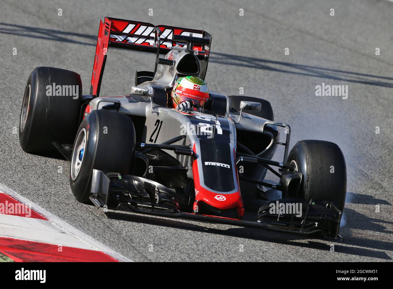 Esteban Gutierrez (MEX) Haas F1 Team VF-16 locks up under braking. Formula One Testing, Day 4, Thursday 25th February 2016. Barcelona, Spain. Stock Photo