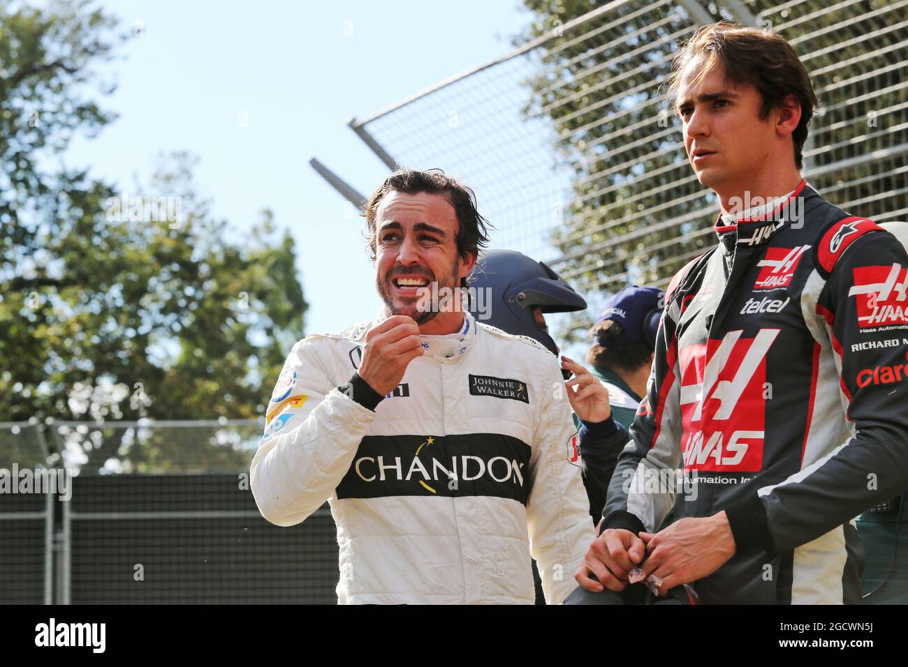 (L to R): Fernando Alonso (ESP) McLaren and Esteban Gutierrez (MEX) Haas F1 Team after their race stopping crash. Australian Grand Prix, Sunday 20th March 2016. Albert Park, Melbourne, Australia. Stock Photo
