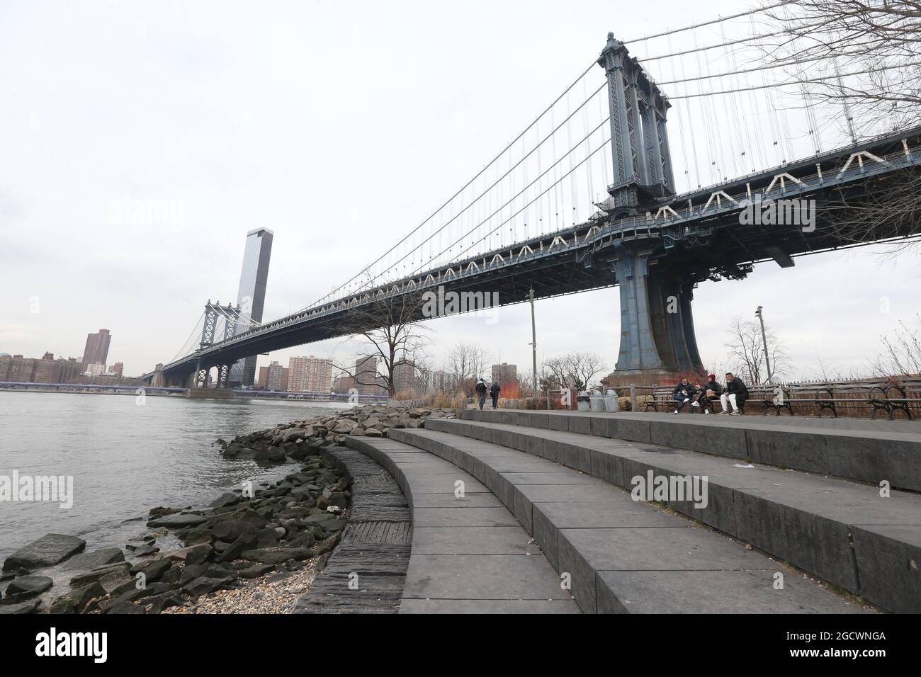 People in brooklyn bridge park hi-res stock photography and images - Alamy