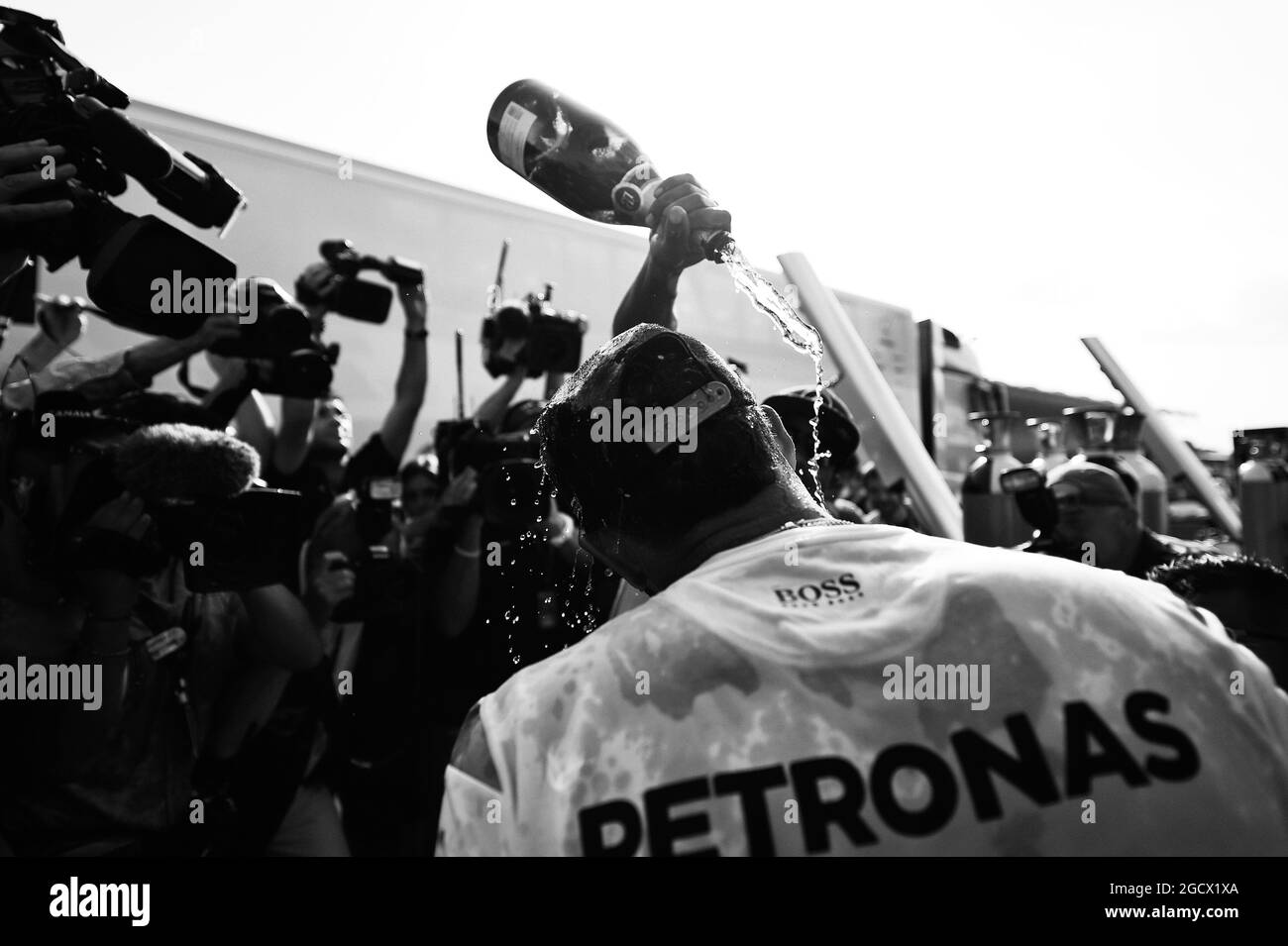 Race winner Lewis Hamilton (GBR) Mercedes AMG F1 celebrates with the team. Hungarian Grand Prix, Sunday 24th July 2016. Budapest, Hungary. Stock Photo