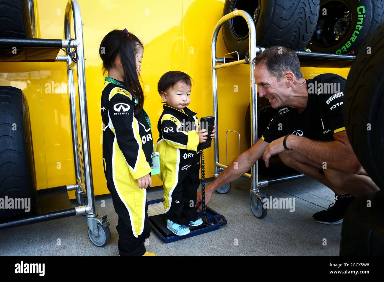 Young Renault Sport F1 Team fans. Japanese Grand Prix, Thursday 6th October 2016. Suzuka, Japan. Stock Photo