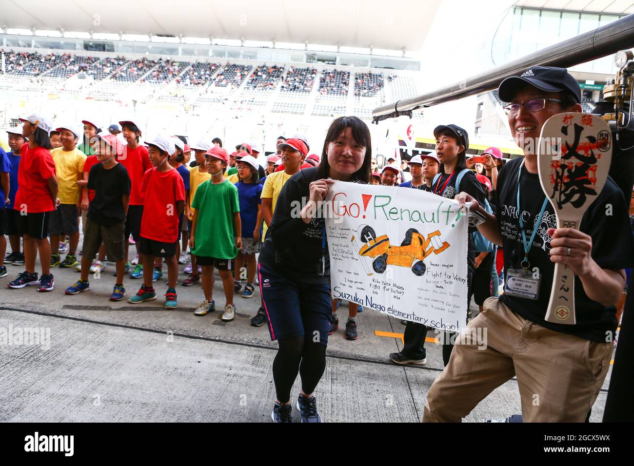 Young fans with the Renault Sport F1 Team. Japanese Grand Prix, Thursday 6th October 2016. Suzuka, Japan. Stock Photo