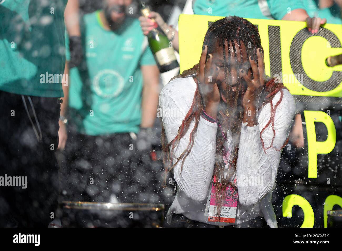 Venus Williams (USA) Tennis Player celebrates victory for Lewis Hamilton (GBR) Mercedes AMG F1 with the team. United States Grand Prix, Sunday 23rd October 2016. Circuit of the Americas, Austin, Texas, USA. Stock Photo