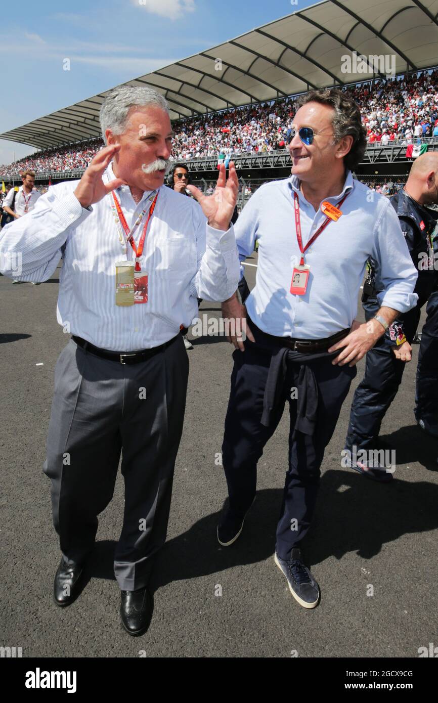 (L to R): Chase Carey (USA) Formula One Group Chairman with Alejandro Agag (ESP) Formula E Holdings CEO on the grid. Mexican Grand Prix, Sunday 31st October 2016. Mexico City, Mexico. Stock Photo