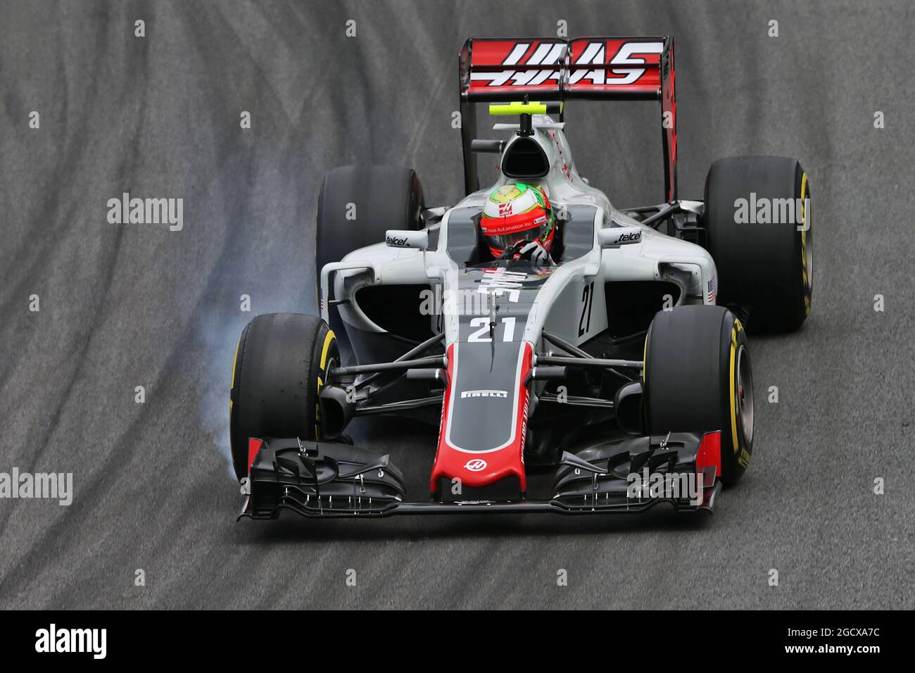 Esteban Gutierrez (MEX) Haas F1 Team VF-16 locks up under braking. Brazilian Grand Prix, Saturday 12th November 2016. Sao Paulo, Brazil. Stock Photo