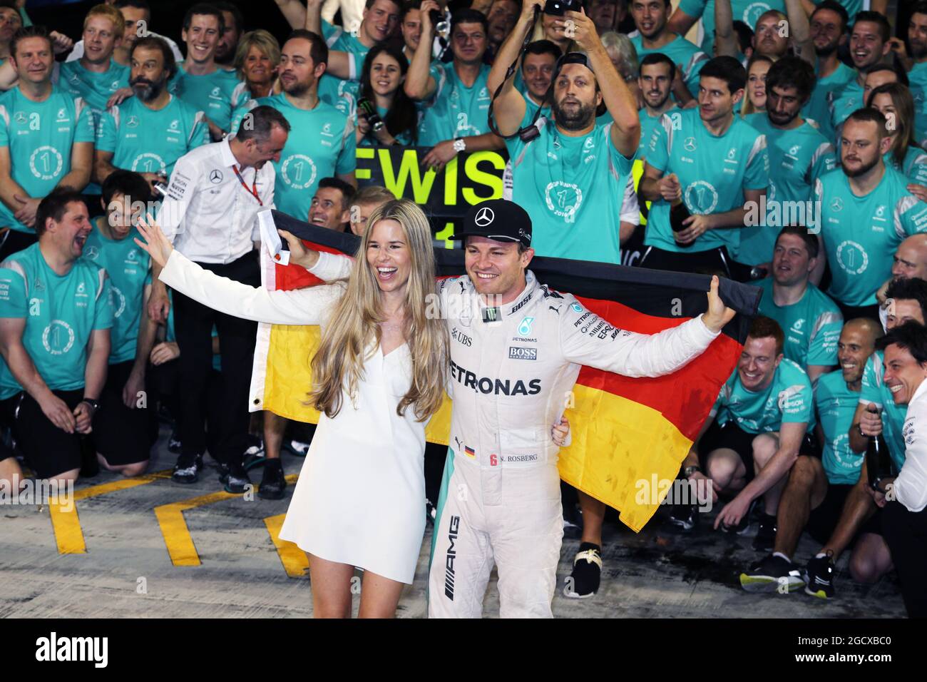 Nico Rosberg (GER) Mercedes AMG F1 celebrates his World Championship with  wife Vivian Rosberg (GER) and the team. Abu Dhabi Grand Prix, Sunday 27th  November 2016. Yas Marina Circuit, Abu Dhabi, UAE