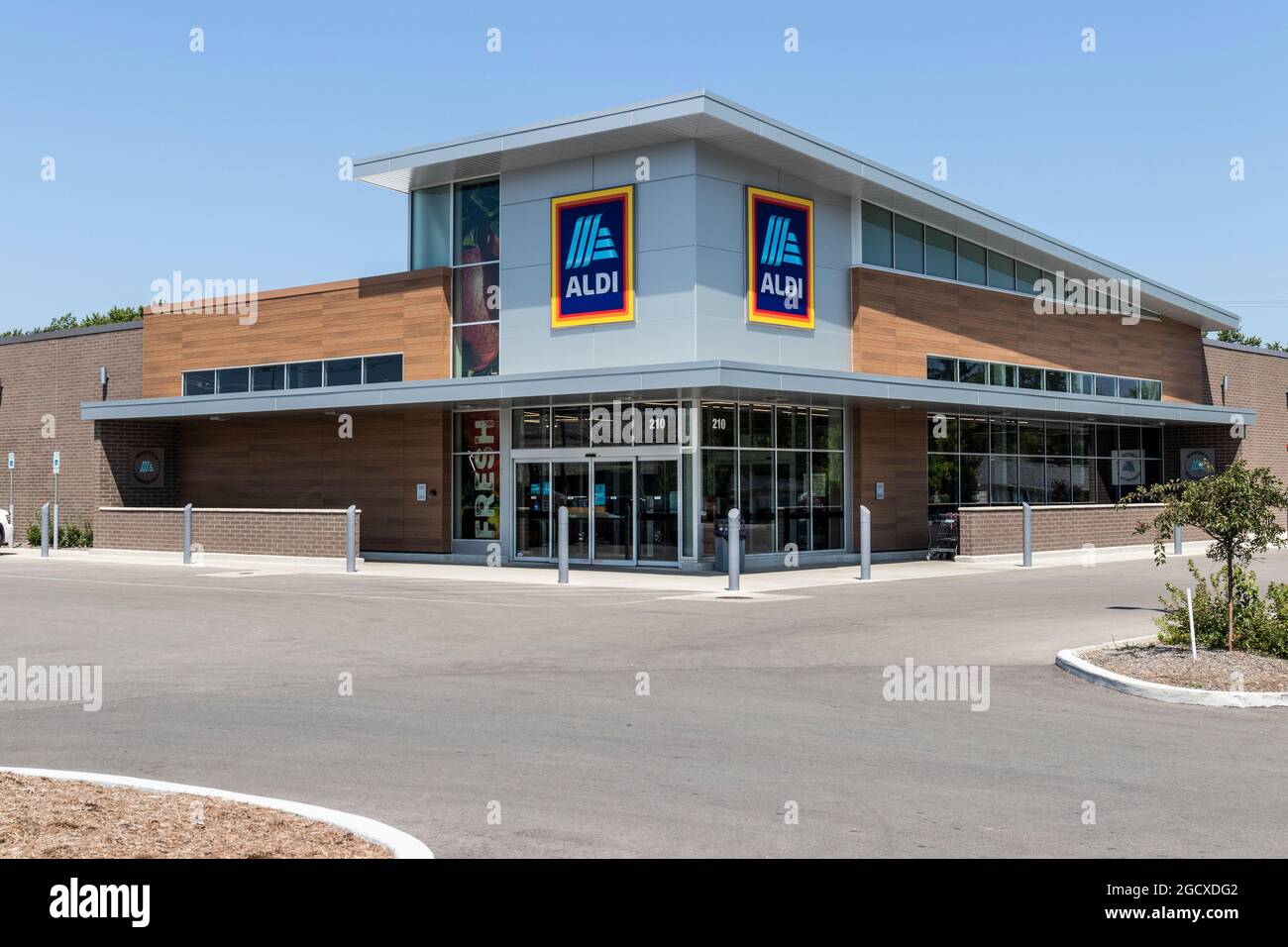 Muncie - Circa August 2021: Aldi Discount Supermarket. Aldi sells a range of grocery items, including produce, meat and dairy at discount prices. Stock Photo
