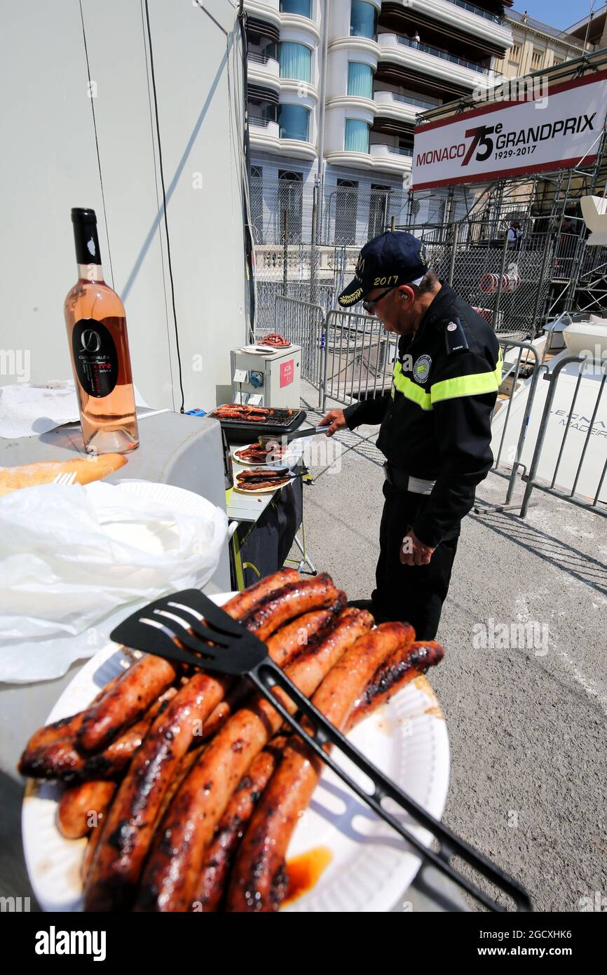 A marshal cooks lunch on the barbecue. Monaco Grand Prix, Saturday 27th May 2017. Monte Carlo, Monaco. Stock Photo