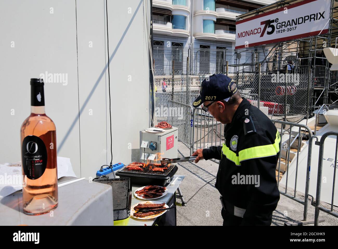 A marshal cooks lunch on the barbecue. Monaco Grand Prix, Saturday 27th May 2017. Monte Carlo, Monaco. Stock Photo