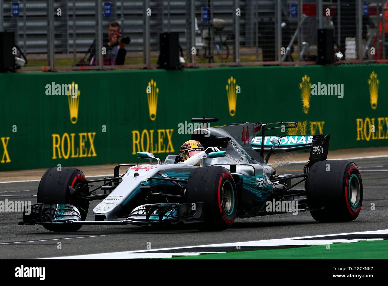 Lewis Hamilton (GBR) Mercedes AMG F1 W08 celebrates his pole position