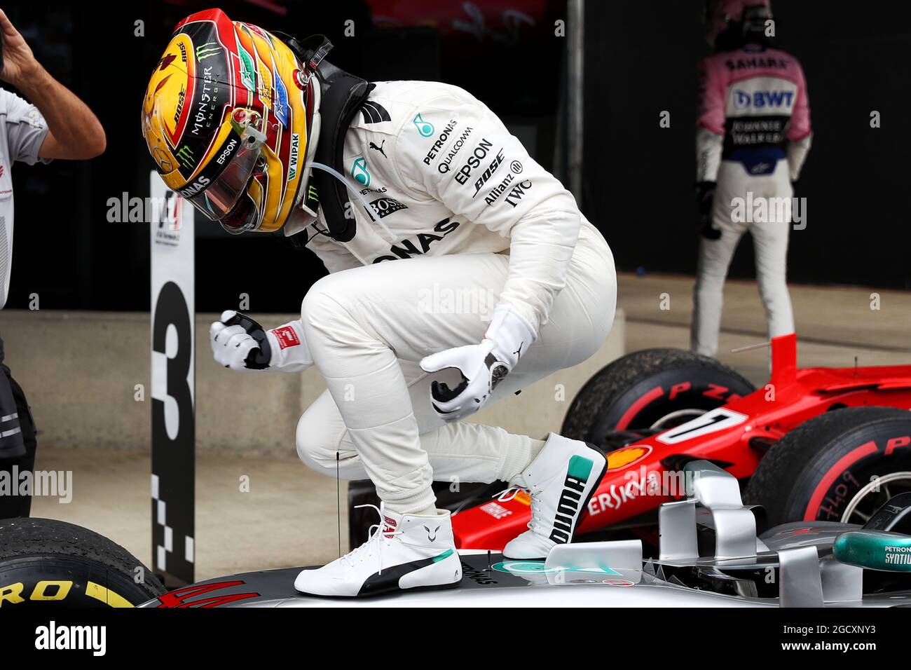Race winner Lewis Hamilton (GBR) Mercedes AMG F1 W08 celebrates in parc ...