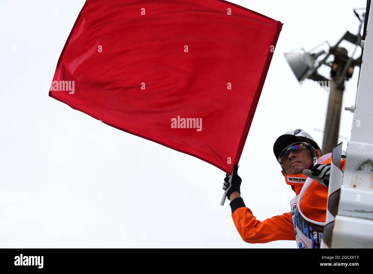A marshal waves a red flag. Japanese Grand Prix, Friday 6th October 2017. Suzuka, Japan. Stock Photo