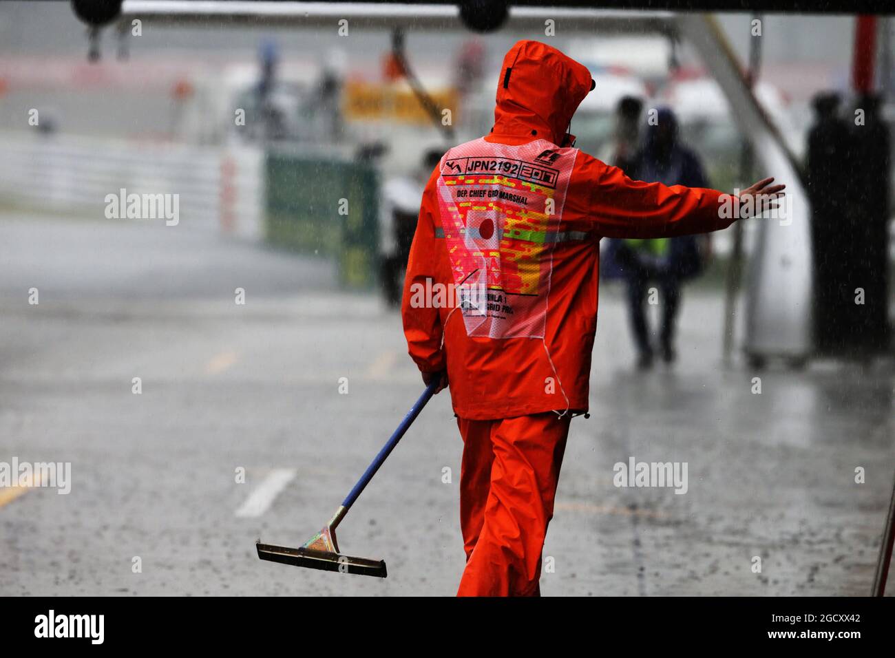 A marshal in a wet and rainy paddock. Japanese Grand Prix, Friday 6th October 2017. Suzuka, Japan. Stock Photo