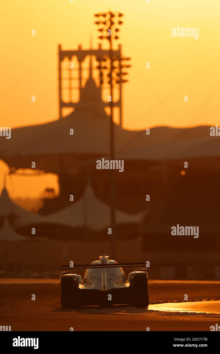 Low light action. FIA World Endurance Championship, Round 9, Saturday 18th November 2017. Sakhir, Bahrain. Stock Photo