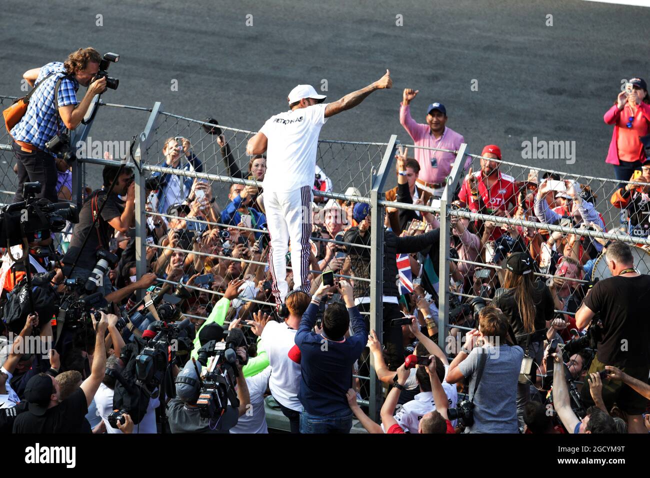 Lewis Hamilton (GBR) Mercedes AMG F1 celebrates winning the World Championship with the team. Mexican Grand Prix, Sunday 28th October 2018. Mexico City, Mexico. Stock Photo