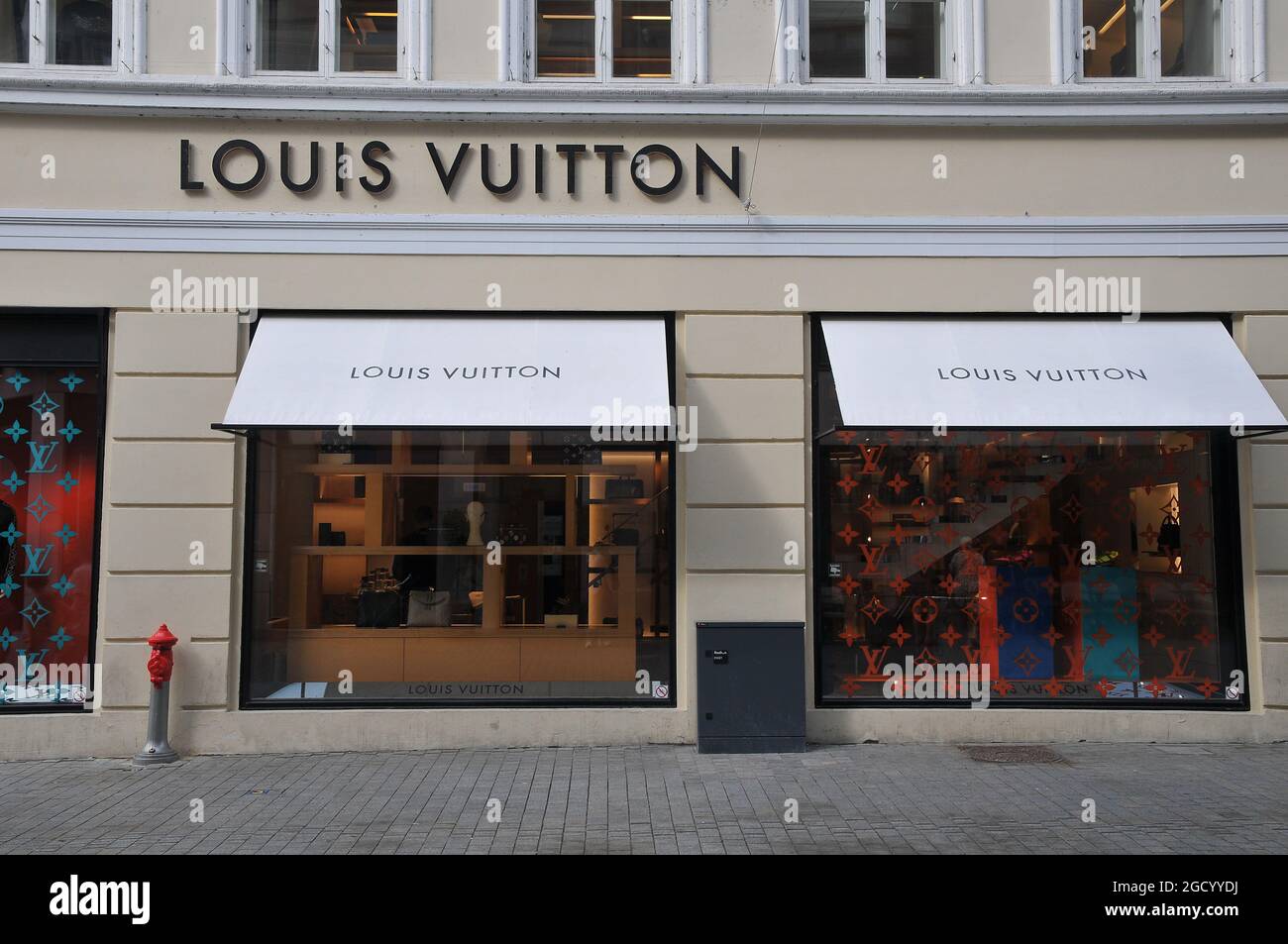 Copenhagen, Denmark. 10 August 2021, Shoppers waiting at Louis Vuitton store dueto social distancing in store due to covid-19 health issue. (Photo Photo - Alamy