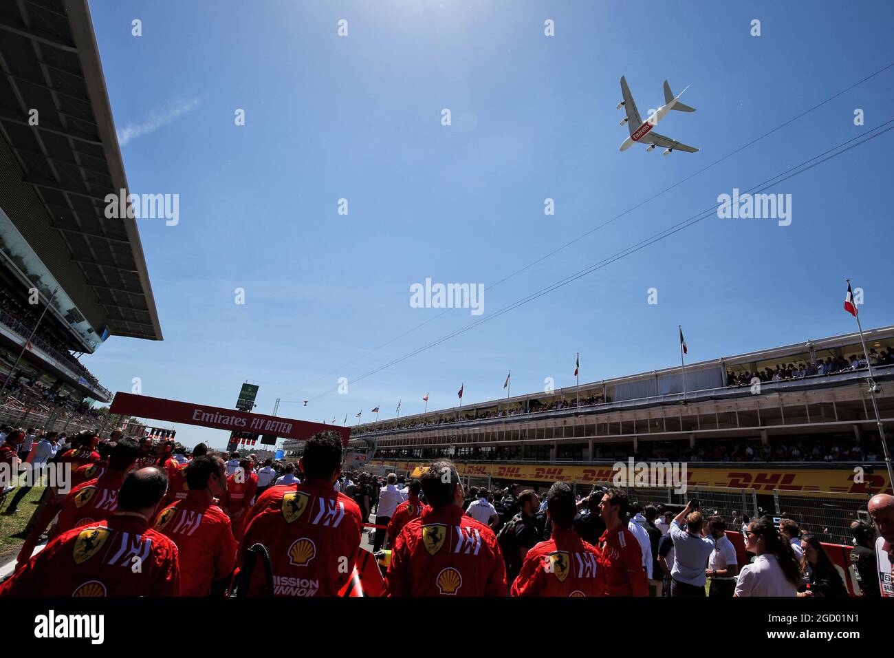 Ferrari watch an Emirates plane fly over the grid. Spanish Grand Prix, Sunday 12th May 2019. Barcelona, Spain. Stock Photo