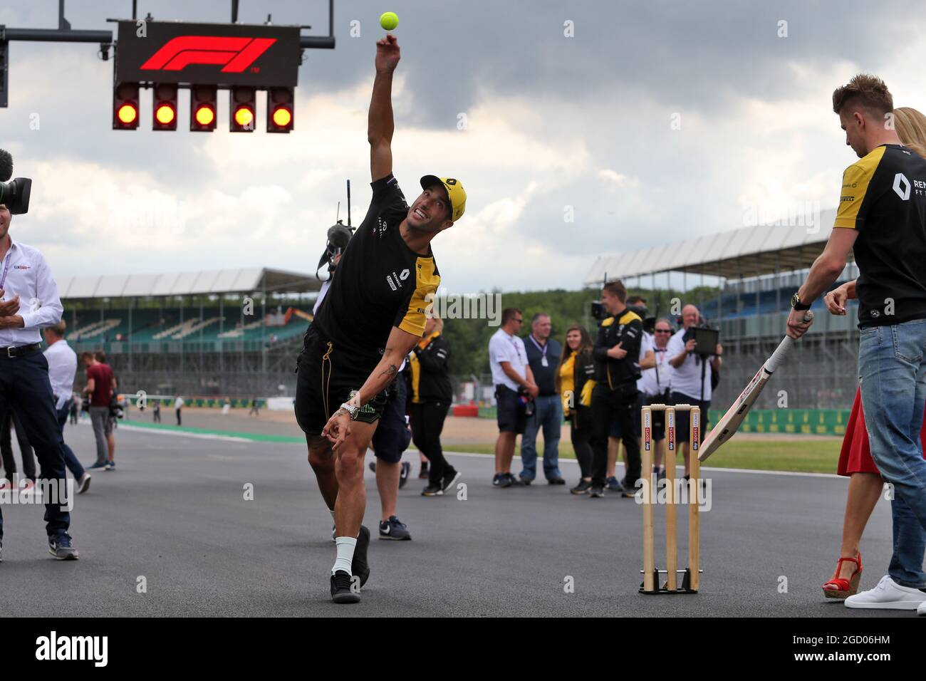 Daniel Ricciardo (AUS) Renault F1 Team plays cricket
