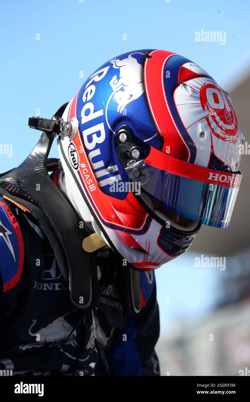 Pierre Gasly (FRA) Scuderia Toro Rosso on the grid. Japanese Grand Prix