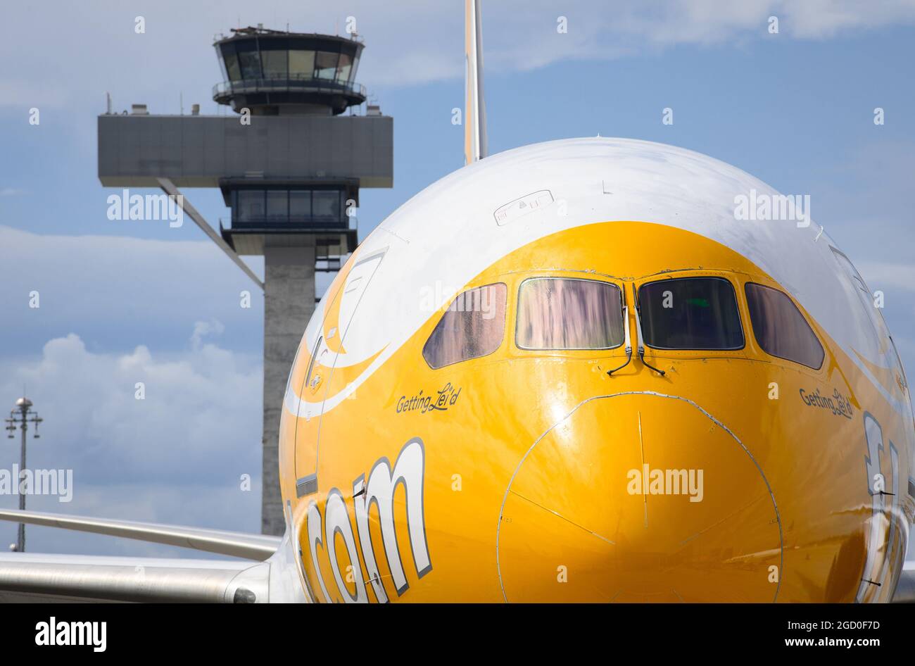 10 August 2021, Brandenburg, Schönefeld A Boeing 787 "Dreamliner" of