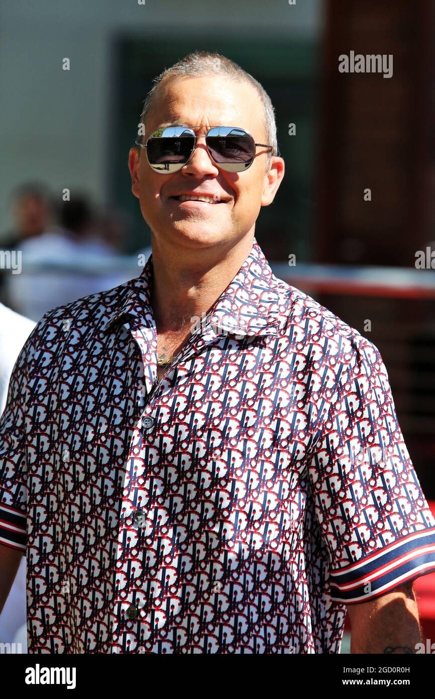 Robbie Williams (GBR) Singer. Australian Grand Prix, Thursday 12th March 2020. Albert Park, Melbourne, Australia. Stock Photo