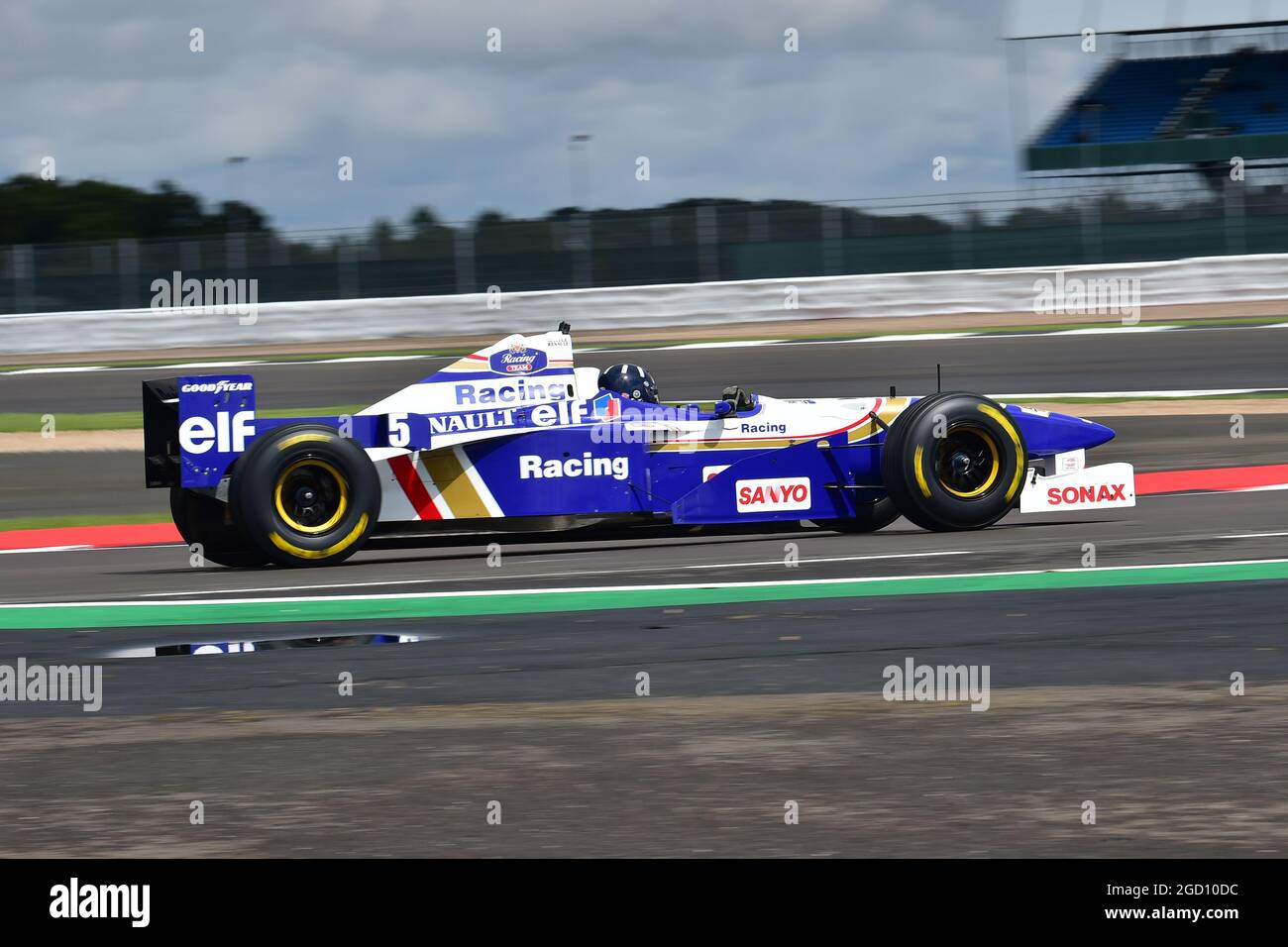 Damon Hill in the Williams FW18 that he won the 1996 F1 World Championship,  Silverstone Classic, Rocking and Racing, July - August 2021, Silverstone  Stock Photo - Alamy