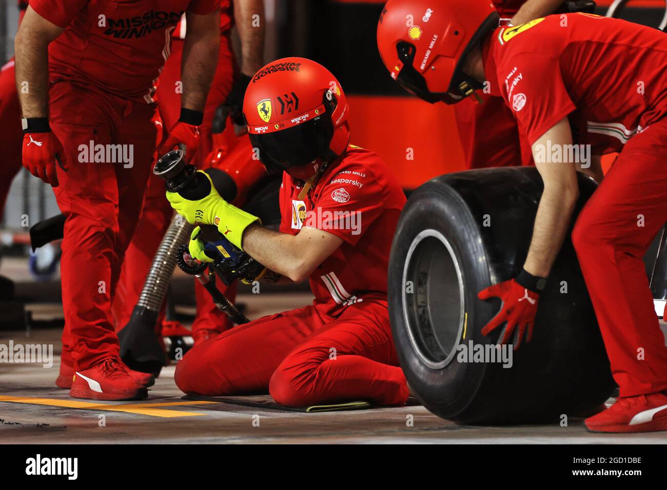 Ferrari practices a pit stop. Formula One Testing, Friday 12th March 2021. Sakhir, Bahrain. Stock Photo
