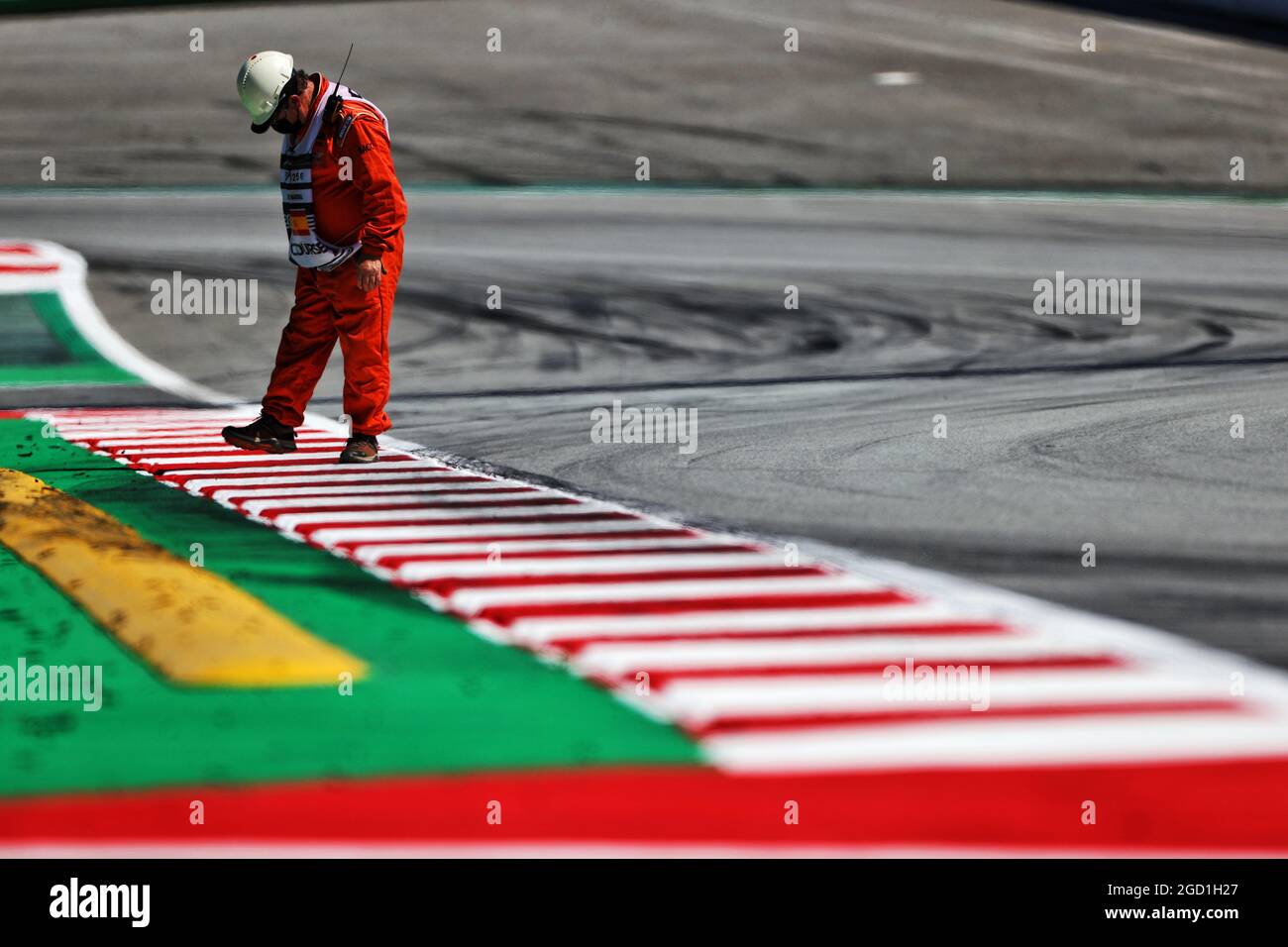 A marshal inspects the kerb. Spanish Grand Prix, Saturday 8th May 2021. Barcelona, Spain. Stock Photo