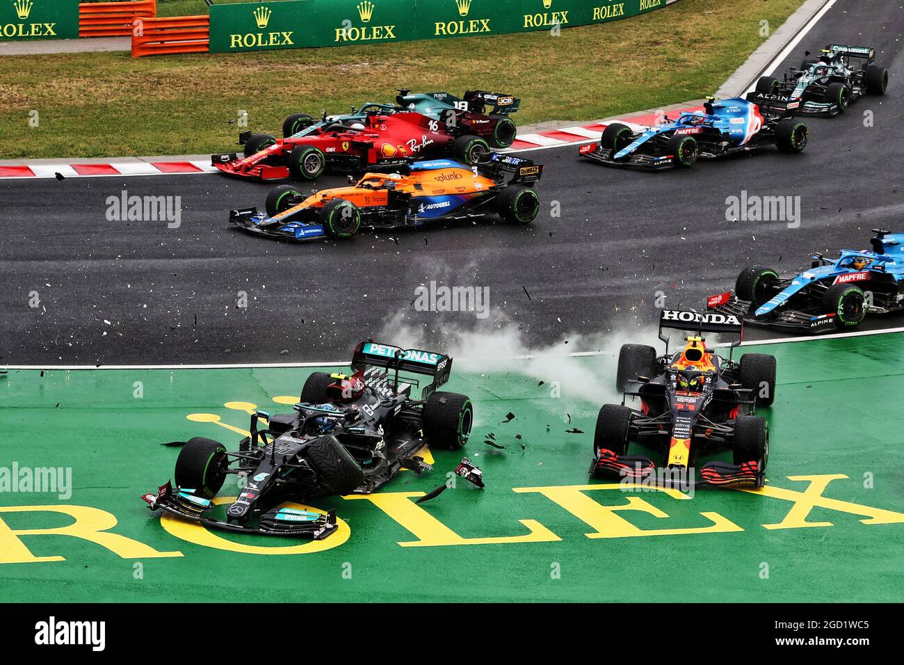 Valtteri Bottas (FIN) Mercedes AMG F1 W12 and Sergio Perez (MEX) Red Bull Racing RB16B crash at the start of the race. Hungarian Grand Prix, Sunday 1st August 2021. Budapest, Hungary. Stock Photo