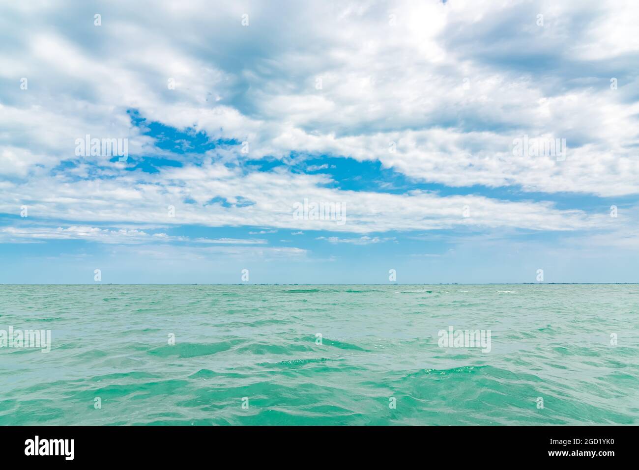 Turquoise sea and blue sky hi-res stock photography and images - Alamy