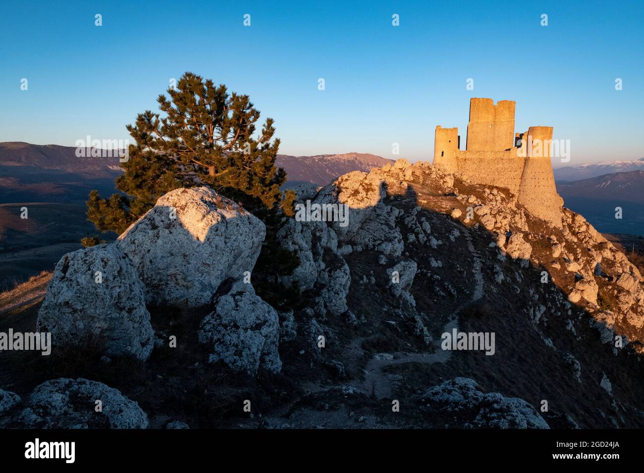 geography / travel, Italy, Abruzzo, Rocca Calascio, evening mood, Abruzzischer Appennin, Abruzzo, ADDITIONAL-RIGHTS-CLEARANCE-INFO-NOT-AVAILABLE Stock Photo